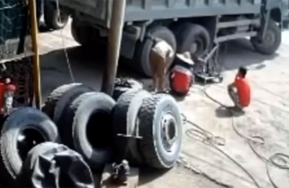 Clip TNGT: Tai nạn kinh hoàng khi lốp xe tải phát nổ