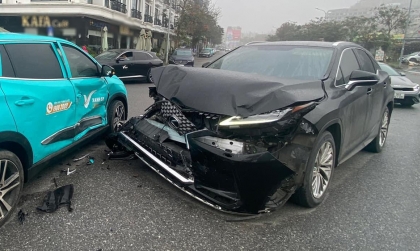 Ảnh TNGT: Lexus RX vỡ nát đầu xe vì đâm vào VinFast VF e34