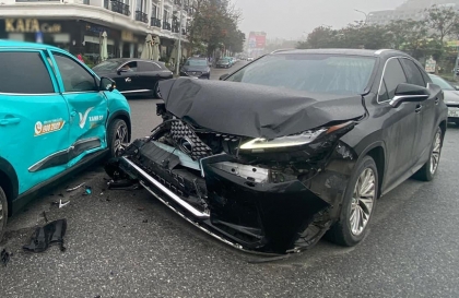 Ảnh TNGT: Lexus RX vỡ nát đầu xe vì đâm vào VinFast VF e34