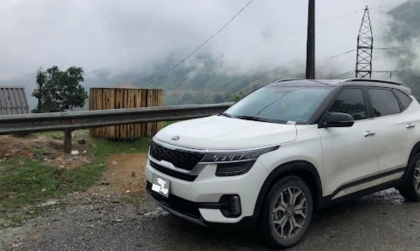 Xử lý kính xe Seltos dính sơn thế nào các cụ nhỉ?