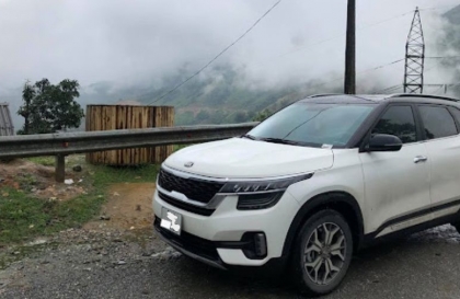 Xử lý kính xe Seltos dính sơn thế nào các cụ nhỉ?