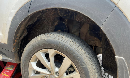 Chắn bùn xe Hyundai Tucson bị co thế này có xử lý được không nhỉ?