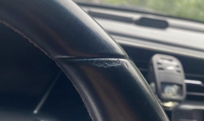 Làm sao xử lý da bọc vô lăng Honda Civic bị nước làm hỏng thế này?