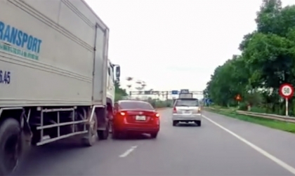 Clip TNGT: Chuyển làn trên cao tốc không quan sát, Toyota Vios BKS 99A 48925 lĩnh đủ