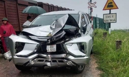 Clip TNGT: Không quan sát, tài xế Mitsubishi Xpander BKS 88A 41551 bị tàu hỏa đâm văng ra đường