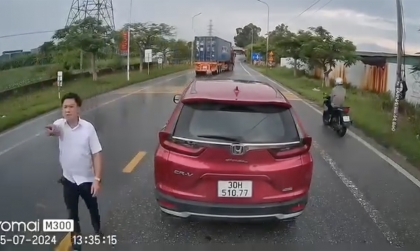 Ý thức giao thông: Clip tài xế Honda CR-V BKS 30H 51077 đi sai vẫn ngang ngược dừng giữa đường, chặn đầu xe khác