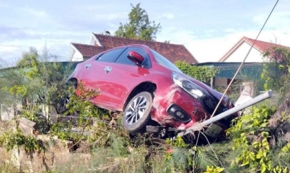 Ảnh TNGT: Honda Brio BKS 38A 34555 leo cột điện trong một tình huống khó giải thích