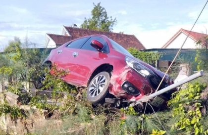 Ảnh TNGT: Honda Brio BKS 38A 34555 leo cột điện trong một tình huống khó giải thích