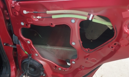 Xin hướng giải quyết tiết kiệm cho Mazda2 bị đứt cáp cụm compa