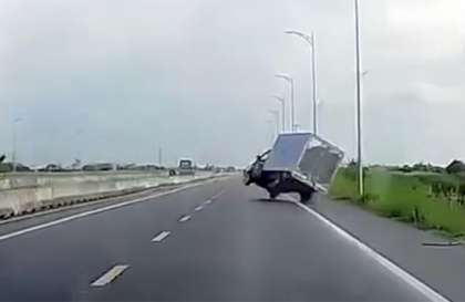 Clip TNGT: Xe tải lật nghiêng, trượt dài trên đường vì tài xế chủ quan