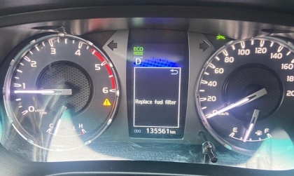 Đồng hồ xe Toyota Hilux báo lỗi thế này là sao ạ?