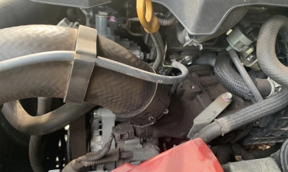 Toyota Hilux bị xì nhớt như này thì nên xử lý sao?