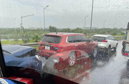 Clip TNGT: Tai nạn liên hoàn 4 xe trên cao tốc Nội Bài - Lào Cai