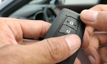 Tự thay pin của chìa khóa Corolla Cross thế nào nhỉ?
