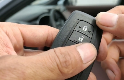 Tự thay pin của chìa khóa Corolla Cross thế nào nhỉ?