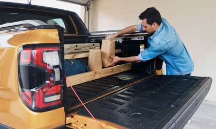 Clip: Cách vận dụng vách ngăn đồ tự chế trên thùng xe Ford Ranger