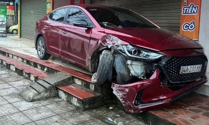 Ảnh TNGT: Hyundai Accent BKS 34A 23066 đâm gục cột điện, văng lên vỉa hè