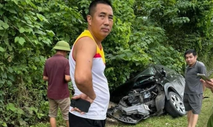 Ảnh TNGT: Mitsubishi Xpander 99A 62091 vỡ nát vì lao vào lòng cống với tốc độ cao