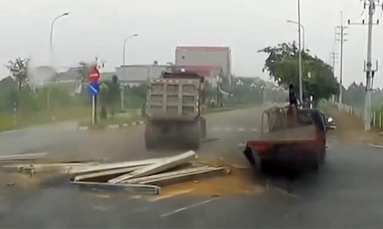 Clip TNGT: Không quan sát, xe tải nhỏ lĩnh đủ vì đâm vào Howo