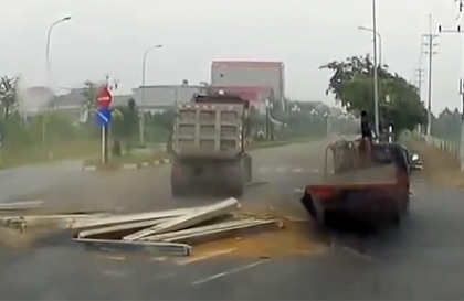 Clip TNGT: Không quan sát, xe tải nhỏ lĩnh đủ vì đâm vào Howo