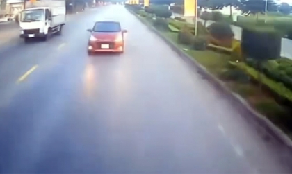 Clip TNGT: Tài xế Hyundai Grand i10 lấn làn đấu đầu xe tải khó hiểu