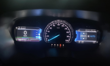 Màn hình đồng hồ xe Everest bị sọc thì làm sao?