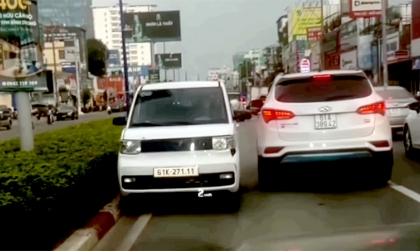 Ý thức giao thông: Clip Wuling miniEV 61K 27111 thản nhiên