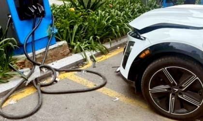 Ảnh TNGT: VinFast VF 7 BKS 51K 40104 đâm gục trụ sạc công cộng