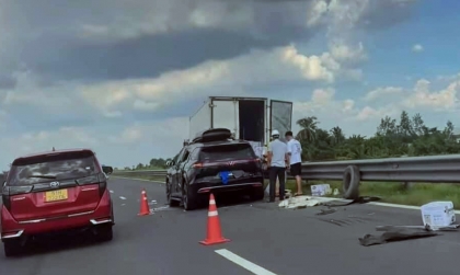 Clip TNGT: Thêm một vụ VinFast VF 9 húc đuôi xe tải trên cao tốc Trung Lương - Mỹ Thuận