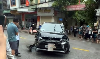 Clip TNGT: Tài xế Mitsubishi Outlander lao sập cổng nhà dân, đâm bẹp Tucson