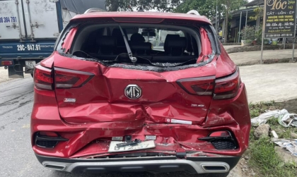 Ảnh TNGT: Bị đâm từ phía sau, MG ZS 36A 61237 tan nát đuôi xe