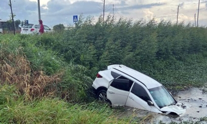 Ảnh TNGT: Đâm vào KIA Carens 30A 64066, Hyundai Santa Fe 30A 60704 lao thẳng xuống ao