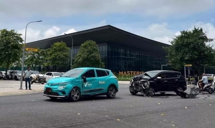 Ảnh TNGT: Đâm vào hông VinFast VF 5, Mitsubishi Xpander bẹp nát, bung túi khí