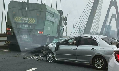 Ảnh TNGT: Không quan sát, tài xế Toyota Vios 88A 67604 đâm xe rác trên cầu Nhật Tân