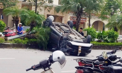 Clip TNGT: Toyota Rush 30L 09874 lao lên dải phân cách, đâm gục cột đèn rồi lật ngưởng giữa đường