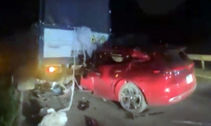 Clip TNGT: VinFast VF 9 đâm đuôi xe tải đang dừng trên cao tốc Hà Nội - Thái Nguyên