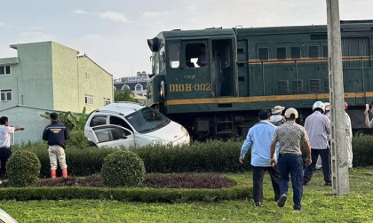 Clip TNGT: Tài xế Chevrolet Spark 30X 8647 thoát chết thần kì khi cố lái xe vượt tàu hoả