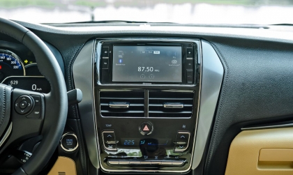 Toyota Vios kêu ở màn cảm ứng khi qua đường xóc có vấn đề gì không?