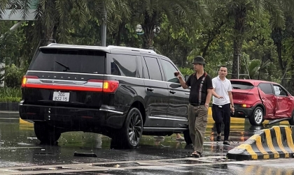 Clip TNGT: Lincoln Navigator 30G 82215 đâm VinFast VF 5 bung túi khí