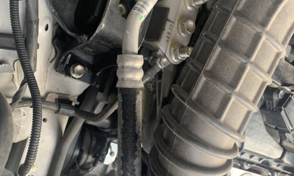 Ống này trong khoang động cơ Suzuki Ertiga bị nhỏ giọt thế này có vấn đề gì không?