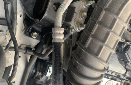 Ống này trong khoang động cơ Suzuki Ertiga bị nhỏ giọt thế này có vấn đề gì không?