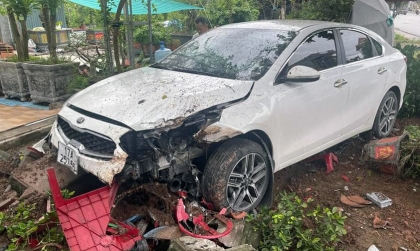 Ảnh TNGT: Phóng tốc độ cao, tài xế KIA Cerato 17A 25755 lao vỉa hè 