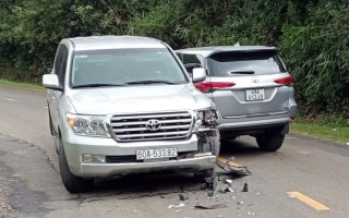 Ảnh TNGT: Đổ đèo, Land Cruiser 60A 53382 đâm gục bánh trước Toyota Fortuner 49A 61249