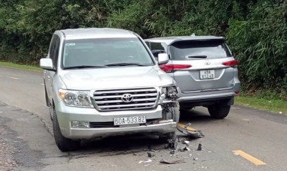 Ảnh TNGT: Đổ đèo, Land Cruiser 60A 53382 đâm gục bánh trước Toyota Fortuner 49A 61249