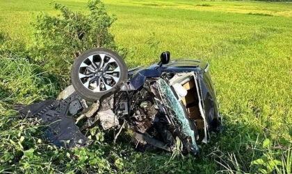 Ảnh TNGT: KIA Carnival BKS 72A 67806 nát bấy khi đối đầu Howo