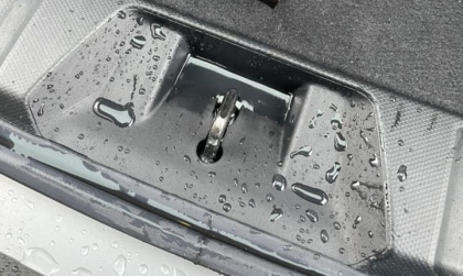 Nước đọng bên trong cốp xe Subaru Forester thế này có sao không ạ?