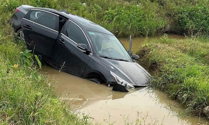 Ảnh TNGT: Tài xế KIA Cerato 30G 75091 mất lái đâm thẳng xuống mương