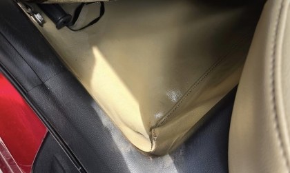 Xin các bác tư vấn xe cerato bị dính nước trên sàn