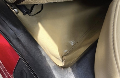 Xin các bác tư vấn xe cerato bị dính nước trên sàn