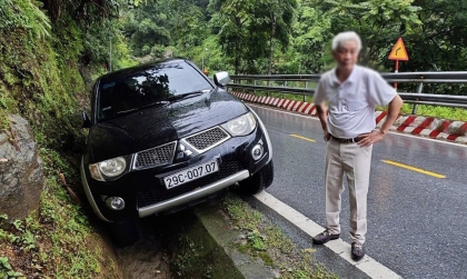 Ảnh TNGT: Mitsubishi Triton 29C 00707 mất lái, lọt thẳng xuống mương thoát nước